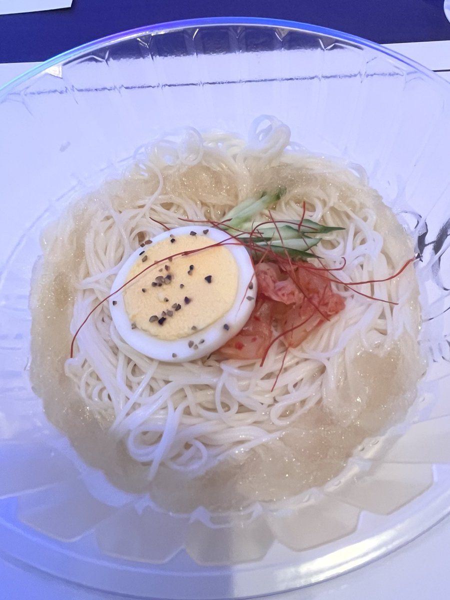 Cosmeholic7's tweet photo. 夏はやっぱりそうめんが美味しい季節。
このスープは冷凍庫に入れて凍らせておいて麺を茹でている間に自然解凍���シャリシャリ食感ですごくさっぱりとそうめんが食べられます😋
#プロモーション
#キッコーマン食品から提供いただきました
#RSP115に参加しました
#シャリっと冷やそうめん #キッコーマン https://t.co/7MkmTMRTPT