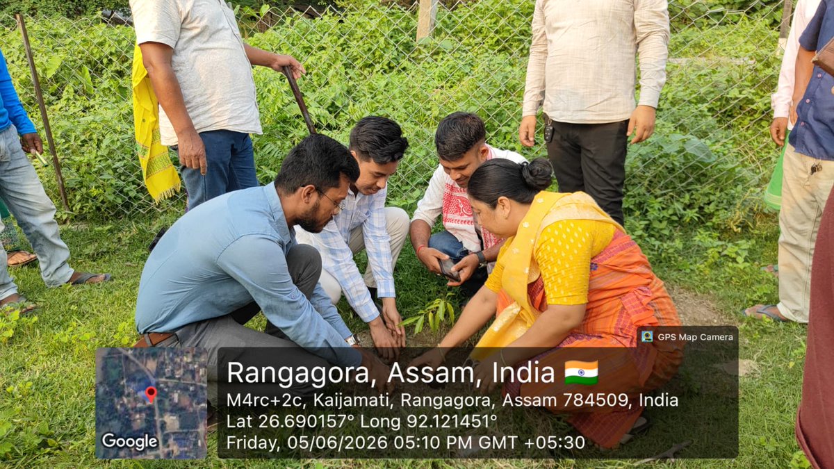 IFFCO_NE's tweet photo. বিশ্ব পৰিৱেশ দিৱসৰ সৈতে সংগতি ৰাখি অসমৰ ওদালগুৰিৰ কাজীয়ামাটিত এক কৃষক সভা আৰু জৈৱ সাৰ বিতৰণ কাৰ্যসূচী অনুষ্ঠিত হয়।

এই অনুষ্ঠানত দৰং জিলাৰ ক্ষেত্ৰ প্ৰতিনিধি শ্ৰী বৈভৱ প্ৰতিম গগৈয়ে বহনক্ষম কৃষি আৰু মাটিৰ স্বাস্থ্য উন্নত কৰাৰ বাবে #Nano_fertilizer, #Biofertilizer আৰু #Sagarika ৰ উপকাৰিতাৰ বিষয়ে অৱগত কৰে। ওদালগুৰি জিলা কিষাণ মৰ্চাৰ সাধাৰণ সম্পাদক শ্ৰী মনোজ পাঠক আৰু ধণসাৰি, ওদালগুৰিৰ মণ্ডল সভানেত্ৰী শ্ৰীমতী ৰাধেশ্বৰী বড়োৱে কৃষকসকলক পৰিৱেশ অনুকূল কৃষি সামগ্ৰী গ্ৰহণ কৰিবলৈ উৎসাহিত কৰে। কাৰ্যসূচীটোত দৰং জিলাৰ AGT, শ্ৰী অভিজিৎ সূত্ৰধৰ আৰু SFA, শ্ৰী আফজালোৰ ৰহমানে প্ৰয়োজনীয় সহায় আগবঢ়ায়। উক্ত অনুষ্ঠানত মুঠ ৪৭ গৰাকী কৃষকে অংশগ্ৰহণ কৰে।

@Dileep_Sanghani @KiritkrJPatel @iffcoyogendra @IFFCO_Coop