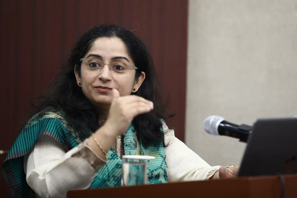areyaarshubh's tweet photo. When BJP governments distribute freebies, it's welfare and nation-building. When Opposition governments announce similar schemes, it's "fiscal irresponsibility" that will destroy India's economy.

Shamika Ravi honestly is the perfect example of Sanghi clownery. 🤡 https://t.co/Ex2xLEAuet