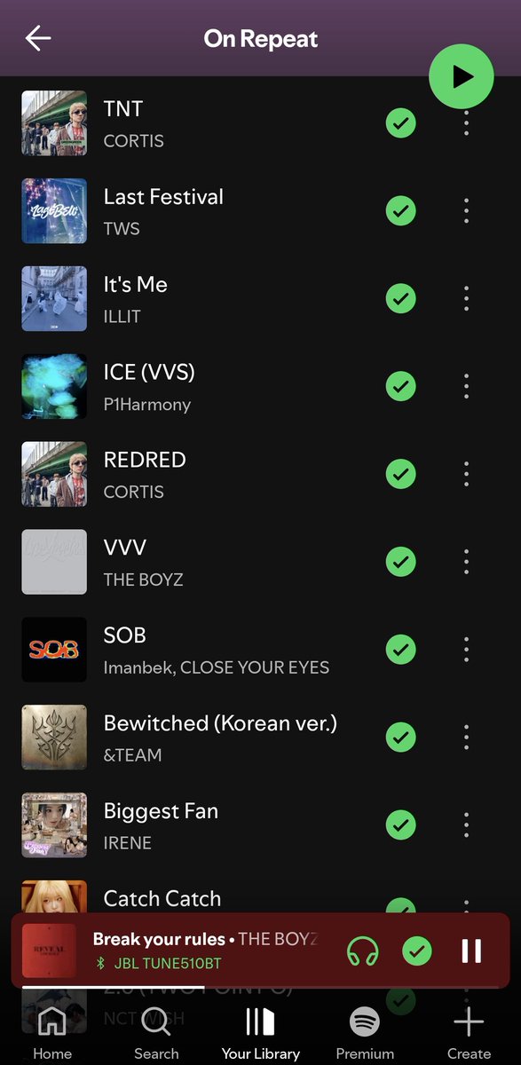 jukittylvr's tweet photo. Icon vs on repeat https://t.co/BysBI1mvPi