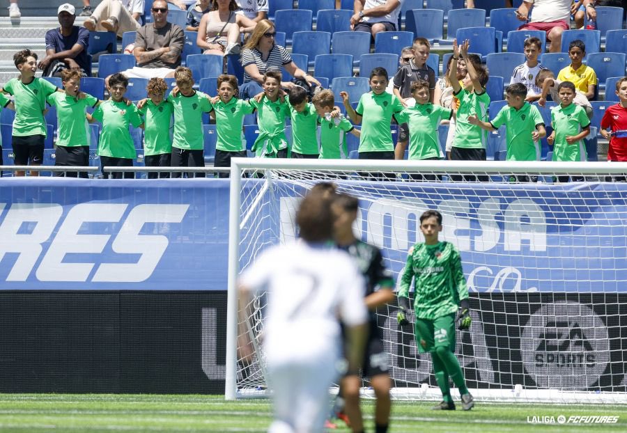 CristianAraez24's tweet photo. No es una imagen cualquiera, es la imagen del torneo.

Son chavales de fútbol base del Elche que venían de jugar un torneo en Tarragona, y que hicieron parada en Villarreal para animar a sus compañeros.

Se trata de compañerismo, de sentimiento de pertenencia y de FRANJIVERDISMO. https://t.co/1DIgFELhTJ