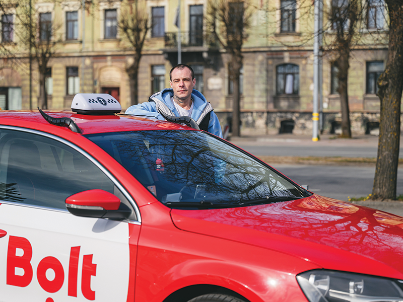 irLV's tweet photo. Taksisti ceļ trauksmi, ka "Bolt" ļaunprātīgi izmanto dominējošo stāvokli tirgū. "Ja neviens nerunās, nekas nemainīsies," saka Liepājas taksometru firmas īpašnieks. Konkurences padome situāciju vēl pēta. Kāpēc "Bolt" kļuvis gandrīz par monopolistu?

🔗 https://t.co/cbVJfuJKJg https://t.co/DdPygWj28E