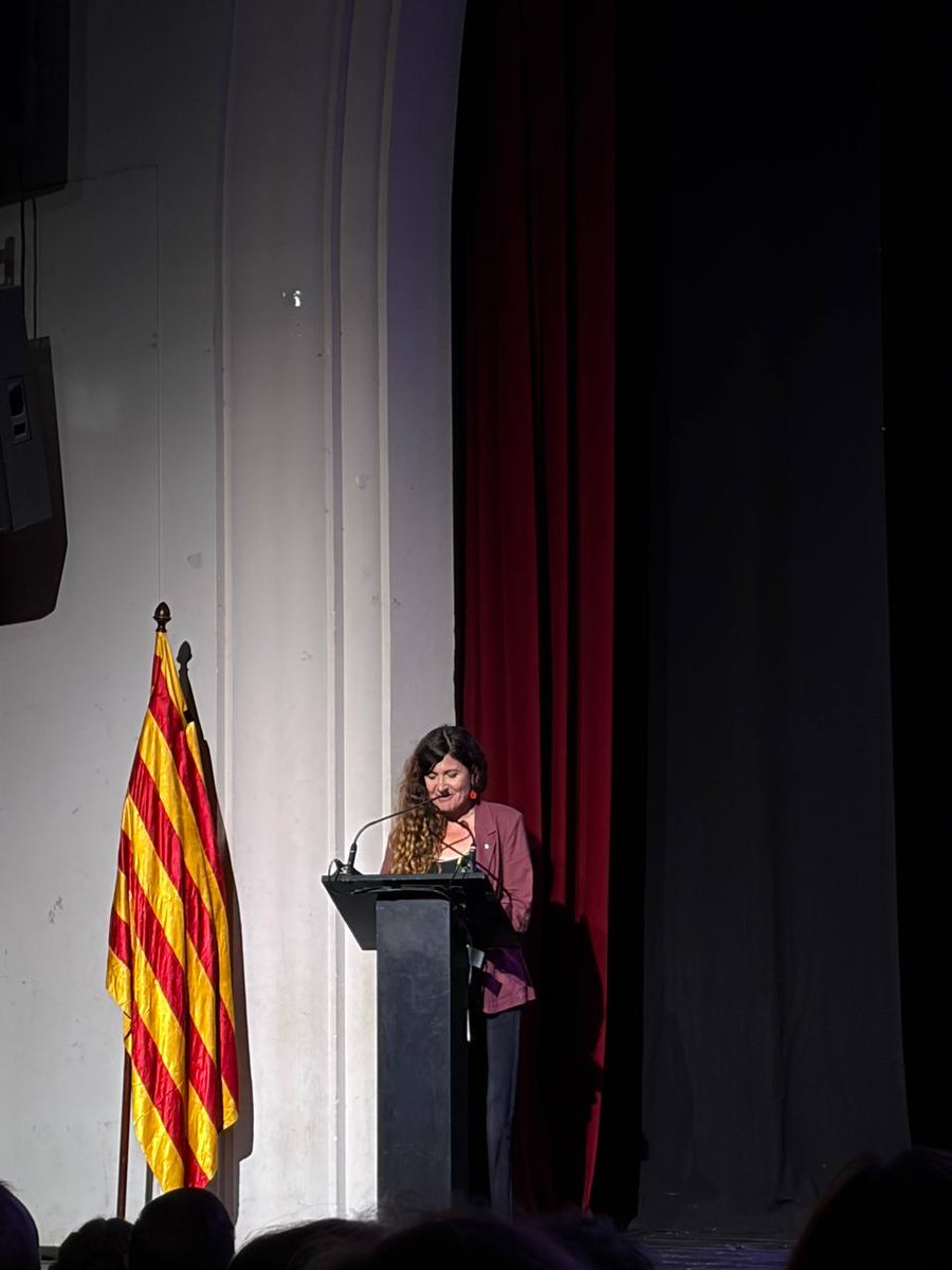 CastellsCat's tweet photo. El passat dijous vam assistir al #DASC2026, una jornada de reconeixement a la força del teixit associatiu i de la cultura popular del nostre país.

Durant l’acte es va fer lliurament d’un diploma als @nensdelvendrell amb motiu del seu centenari 🎂

#CulturaPopular #castells https://t.co/TlTuBuSkrR