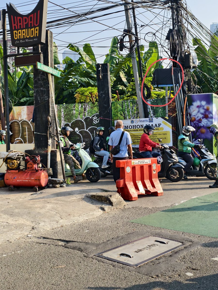 devilpenakut's tweet photo. Buat yang sering lewat sini, gang ini salah satu sumber macet selain perempatan depannya. Padahal sebelumnya ini jalan satu arah dari Terusan Rasuna Said ke Kuningan Barat Raya, tapi sekarang dikasi barier bahkan rambu satu arah ditutup kain hitam. Resmikah @DKIJakarta ? 

Lokasi https://t.co/uAXrr8S3aP

-6,2383497, 106,8261965

Dekat Jl. Terusan H. R. Rasuna Said, RT.3/RW.2, Kuningan Bar., Kec. Mampang Prpt., Kota Jakarta Selatan, Daerah Khusus Ibukota Jakarta 12710
