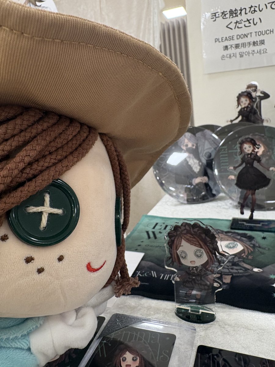 EmmaIdentityVJP's tweet photo. IdentityV×#ZOZOTOWN×#THEキャラ SHOP
🖤～ モノクロのワルツ ～🤍
「Infinity colors」

待って…エマがいる！
エマがエマに遭遇しちゃった🌷
にこにこ止まらない…！

近くに行く機会があったら、ぜひ立ち寄ってみてね🛍️

#IdentityV #第五人格 https://t.co/KVVHQH2CJg