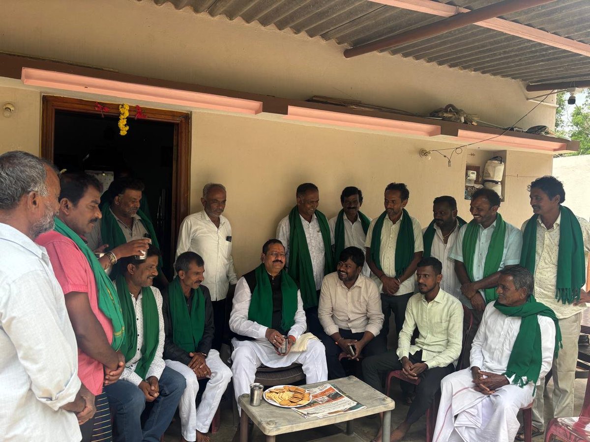 BasanagoudaBJP's tweet photo. ಮಂಡಲಹಳ್ಳಿ (ಬಿಡದಿ) 📍

ರಾಮನಗರ ಜಿಲ್ಲೆಯ ಬಿಡದಿ ಹೋಬಳಿಯ ಬೈರಮಂಗಲ ಮತ್ತು ಕಂಚುಗಾರನಹಳ್ಳಿ ಗ್ರಾಮ ಪಂಚಾಯಿತಿ ವ್ಯಾಪ್ತಿಯಲ್ಲಿ ಮಾಡಲು ಹೊರಟಿರುವ ರೈತ ವಿರೋಧಿ ಬಿಡದಿ  ಟೌನ್‌ಶಿಪ್ ಯೋಜನೆ ವಿರುದ್ಧ ಪ್ರತಿಭಟನೆ ಮಾಡುತ್ತಿರುವ ರೈತರ ಹೋರಾಟಕ್ಕೆ ಬೆಂಬಲ ನೀಡಲು ತೆರಳುತ್ತಿರುವ ಮಾರ್ಗದಲ್ಲಿ ಬಿಡದಿ ಹೊಬಳಿ ವ್ಯಾಪ್ತಿಯ ಮಂಡಲಹಳ್ಳಿ ಗ್ರಾಮದಲ್ಲ�� ಭೇಟಿಯಾದ ರೈತರೊಂದಿಗೆ ಚರ್ಚೆ ನಡೆಸಿ, ಮಾಹಿತಿ ಪಡೆದುಕೊಳ್ಳಲಾಯಿತು

#BidadiTownshipBeda I I #GBIT I