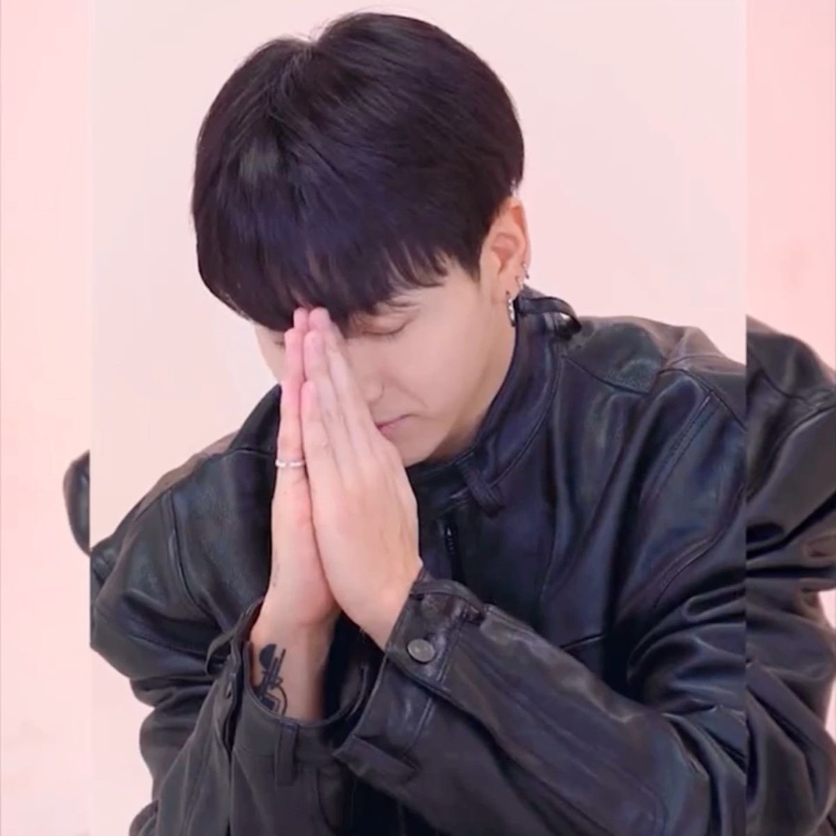 detailofkookv's tweet photo. Praying for good luck tomorrow hope I get a ticket! 🥹🙏 https://t.co/zEIgwiYdtZ