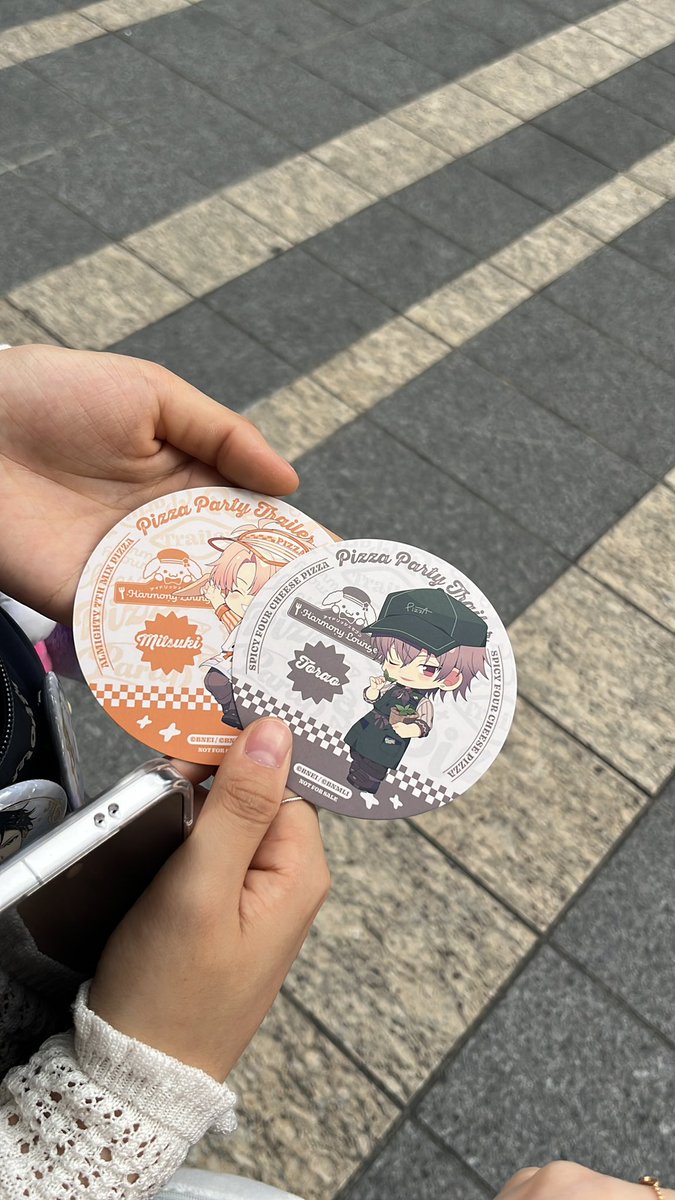 reeesusu's tweet photo. @29maru74 アニメイトの建物の前で、コースターを持ってお待ちしています！ https://t.co/pvcHzTgeOe
