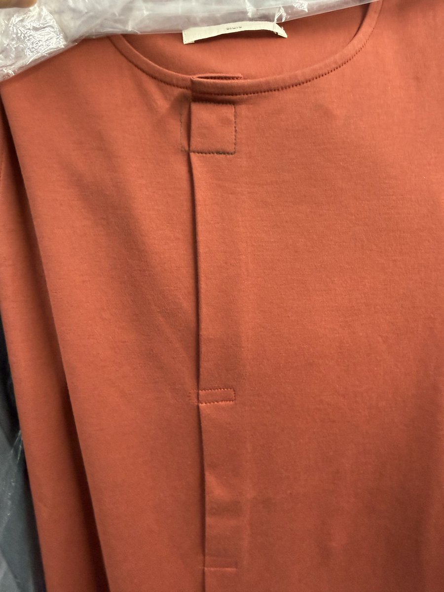 hiro_itoshoten's tweet photo. こちら『01non-sleeve shirt』
スビン糸使用の生地で作っていて肌触りはそれはもう…良いです。が、伝わってないポイントで2．3枚目のフロントプリーツ。
このプリーツ止めしてるステッチを解くと4cm程度首から裾まで横に広がります。生活の中で少しのサイズアウトに対応する仕様です。 https://t.co/4BJixfQn3i