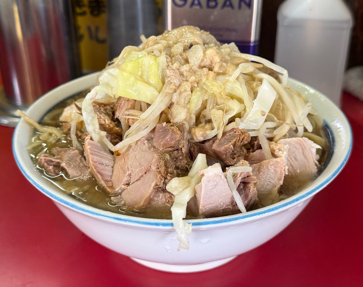 wtnb_029975's tweet photo. ラーメン二郎 目黒店
KRTさん、いつもの月曜昼の助手さん
大豚 アブラ
大量豚にメッチャぶっ飛び、更に新店舗情報で腰を抜かすかと思いました！！！
つかキレッキレッスープにバッキバッキ麺が旨すぎでしょ！！！
今日も安心安定メグジ(๑˃̵ᴗ˂̵)3150
ご馳走様でした！！
口の周りは勿論メグジ臭w https://t.co/7XhzdZqqOc