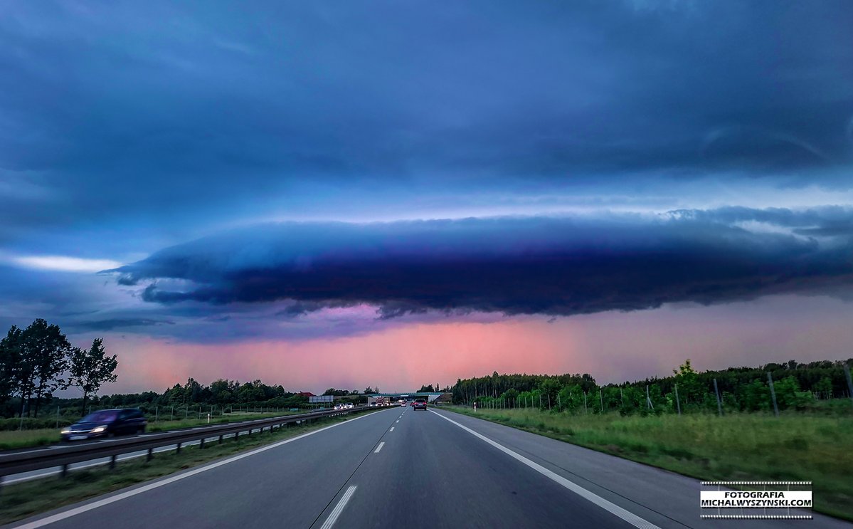 wyszynski_m's tweet photo. Czy było warto wjechać w tą piękną burzę ? Dowiecie się wieczorem w następnej fotografii. https://t.co/gQKlKcFozv