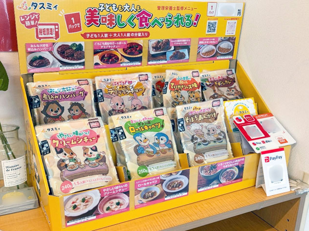 shokuhinet's tweet photo. ハウス食品グループのパッチワークキルトと名鉄グループの名鉄スマイルプラスは、共働き世帯の生活を包括的にサポートするため共同プロジェクトを開始した。

　第一弾として名鉄スマイルプラスが運営する学童・保育施設でパッチワークキルトが展開する親子向け惣菜パウチの販売を始めた。両社は今後も「預かりの場」や「食品提供」という枠組みを超え、互いの強みを生かした多角的な付加価値を創出することで、地域の子育て世帯に笑顔の輪を広げる取り組みを継続する。

　名鉄スマイルプラスは、駅近という立地を生かしたアフタースクール「TELACO」、保育園「ぽっぽ園」、子ども向け運動施設「SPOCCO」を運営。一方、パッチワークキルトは保護者が迎え時に保育施設で夕食のおかずを購入できるサービス「タスミィ」を展開する。プロジェクトでは、地域の子育て世帯との接点と食に関する専門知見を掛け合わせることで、施設での惣菜パウチ販売による家事負担の軽減、ワークショップを通した子どもたちの未来への学びに貢献する。

　第一弾では、5月下旬から順次、「TELACO」全11施設を含む計18施設で親子向け惣菜パウチ「タスミィ」の常設販売を開始。2025年秋から一部施設で実施したトライアル販売で非常に高い需要が確認されたため、販売施設を拡充した。

　共同プロジェクトでは、第一弾の取り組みを皮切りに、26年度は「TELACO」に通う子どもたちが食への興味とキャリア観を育む機会を創出する。第二弾として、「TELACO」で「食品メーカーの商品開発」をテーマにした「お仕事体験ワークショップ」を実施。第三弾として、名鉄スマイルプラスが主催する職業体験イベント「TELACOタウン」で「タスミィ」の試食販売ブースを出店する予定だ。 #SPOCCO #ハウス食品グループ #惣菜・総菜 #ベビーフード・乳幼児食・幼児食 #食育 #中食・惣菜 #名鉄グループ #共働き世帯 #パッチワークキルト #タスミィ #子育て世代 #育児・子育て #パウチ #名鉄スマイルプラス #TELACO #ぽっぽ園