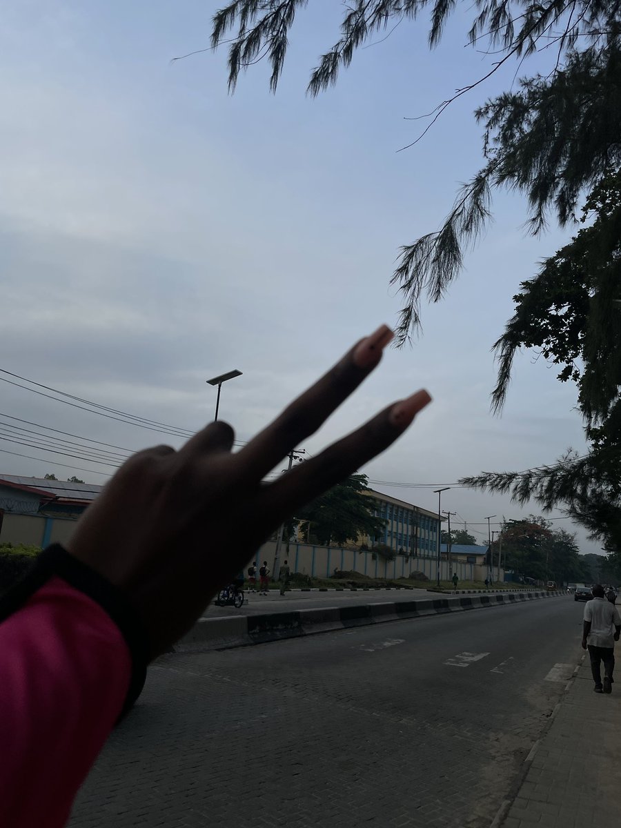 sheyihade's tweet photo. It’s either you’re working or walking. 

You are wrong if you aren’t doing any 🙄 https://t.co/4DkGsIONLP