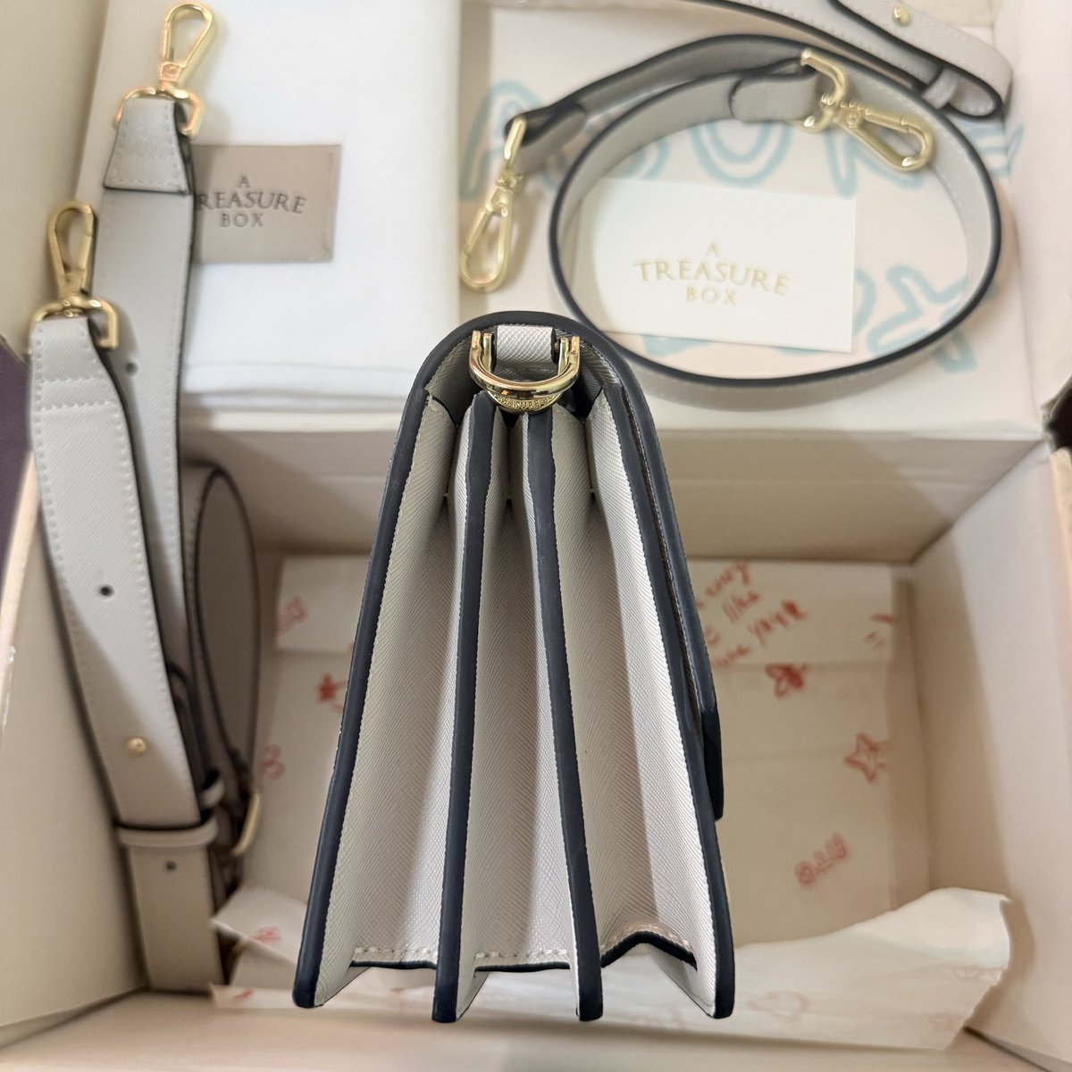 littlecloudnin1's tweet photo. ✨👜 a treasure box : layer M สี Ivory👜✨
📦มีอุปกรณ์ครบ
🏷ส่งต่อ : 2450 รวมส่ง
🧤used like very new ใช้งานน้อย สภาพสวยใหม่ มีรอยการใช้งานจุดเล็กๆตามภาพ

#atreasurebox #atreasureboxbag #ส่งต่อatreasurebox #atreasureboxส่งต่อ #ส่งต่อกระเป๋ามือ2 #ส่งต่อatb https://t.co/doSLwoT2VR