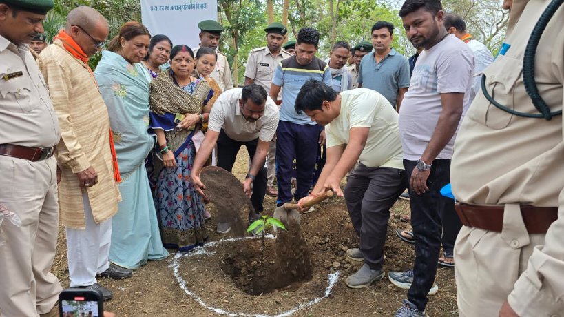 ForestCgGov's tweet photo. केशकाल, 05 जून 2026।
विश्व पर्यावरण दिवस के अवसर पर वन मंडल केशकाल द्वारा ईको पर्यटन केंद्र टाटामारी में भव्य कार्यक्रम का आयोजन किया गया। कार्यक्रम में मुख्य अतिथि के रूप में माननीय विधायक केशकाल श्री नीलकंठ टेकाम उपस्थित रहे। कार्यक्रम में विशिष्ट अतिथि के रूप में श्री राजकिशोर राठी (जिला संयोजक, भाजपा व्यापारी प्रकोष्ठ, जिला कोंडागांव), श्री लम्बोदर सलाम मण्डल अध्यक्ष केशकाल श्री भूपेश चंद्राकर, श्रीमती नम्रता भारद्वाज तथा श्री महेश कुमार तारम (पार्षद, नगर पंचायत केशकाल) उपस्थित रहे।
कार्यक्रम की अध्यक्षता वनमण्डलाधिकारी केशकाल श्रीमती दिव्या गौतम द्वारा की गई। इस अवसर पर उप वनमंडलाधिकारी श्रीमती सुषमा जे. नेताम, एस.डी.एम. केशकाल सुश्री आकांक्षा नायक, एचडीएफसी बैंक के अधिकारी एवं कर्मचारी, वन विभाग के अधिकारी-कर्मचारी, छात्र-छात्राएं, जनप्रतिनिधिगण तथा बड़ी संख्या में ग्रामीणजन उपस्थित रहे।
कार्यक्रम का शुभारंभ पर्यावरण संरक्षण एवं प्रकृति संवर्धन के संदेश के साथ किया गया। इस अवसर पर ईको पर्यटन केंद्र टाटामारी में नवनिर्मित बाल उद्यान का लोकार्पण माननीय विधायक श्री नीलकंठ टीकम के करकमलों द्वारा किया गया। बाल उद्यान के उद्घाटन से क्षेत्र के बच्चों एवं पर्यटकों को मनोरंजन एवं प्रकृति से जुड़ने का एक नया केंद्र प्राप्त हुआ है।
कार्यक्रम के अंतर्गत प्रधानमंत्री श्री नरेंद्र मोदी के आह्वान पर संचालित “एक पेड़ माँ के नाम” अभियान के तहत अतिथियों, अधिकारियों एवं उपस्थित नागरिकों द्वारा पौधरोपण किया गया। पौधरोपण के माध्यम से पर्यावरण संरक्षण, हरित आवरण वृद्धि एवं भावी पीढ़ियों के लिए स्वच्छ वातावरण निर्माण का संदेश दिया गया।
स्वच्छ भारत मिशन की भावना को सशक्त बनाने हेतु कार्यक्रम में जनप्रतिनिधियों, अधिकारियों एवं कर्मचारियों द्वारा श्रमदान करते हुए झाड़ू लगाकर परिसर की साफ-सफाई की गई जिसमें कुल कचरा कूड़ा संग्रहण 150किलो रहा। उपस्थित जनसमुदाय को स्वच्छता के महत्व एवं पर्यावरण संरक्षण में जनसहभागिता की आवश्यकता के संबंध में जागरूक किया गया।
अपने उद्बोधन में माननीय विधायक श्री नीलकंठ टेकाम ने कहा कि पर्यावरण संरक्षण केवल शासन की जिम्मेदारी नहीं, बल्कि प्रत्येक नागरिक का नैतिक कर्तव्य है। उन्होंने प्लास्टिक प्रदूषण को पर्यावरण के लिए गंभीर खतरा बताते हुए इसके उपयोग को कम करने तथा पर्यावरण को प्लास्टिक मुक्त बनाने का आह्वान किया। उन्होंने कहा कि वृक्षारोपण, स्वच्छता एवं प्राकृतिक संसाधनों का संरक्षण ही आने वाली पीढ़ियों के सुरक्षित भविष्य की आधारशिला है।
कार्यक्रम के दौरान माननीय विधायक द्वारा उपस्थित जनप्रतिनिधियों, अधिकारियों, कर्मचारियों, एवं ग्रामीणजनों को ईको पर्यटन केंद्र टाटामारी को प्लास्टिक मुक्त अगले 15/08/2026 (स्वतंत्रता दिवस)तक मुक्त रखने तथा पर्यावरण संरक्षण के लिए सक्रिय योगदान देने की शपथ दिलाई गई। सभी उपस्थित लोगों ने पर्यावरण संरक्षण, स्वच्छता एवं हरित विकास के प्रति अपनी प्रतिबद्धता व्यक्त की।
कार्यक्रम का समापन पर्यावरण संरक्षण, स्वच्छता एवं जनभागीदारी के संकल्प के साथ सफलतापूर्वक संपन्न हुआ।