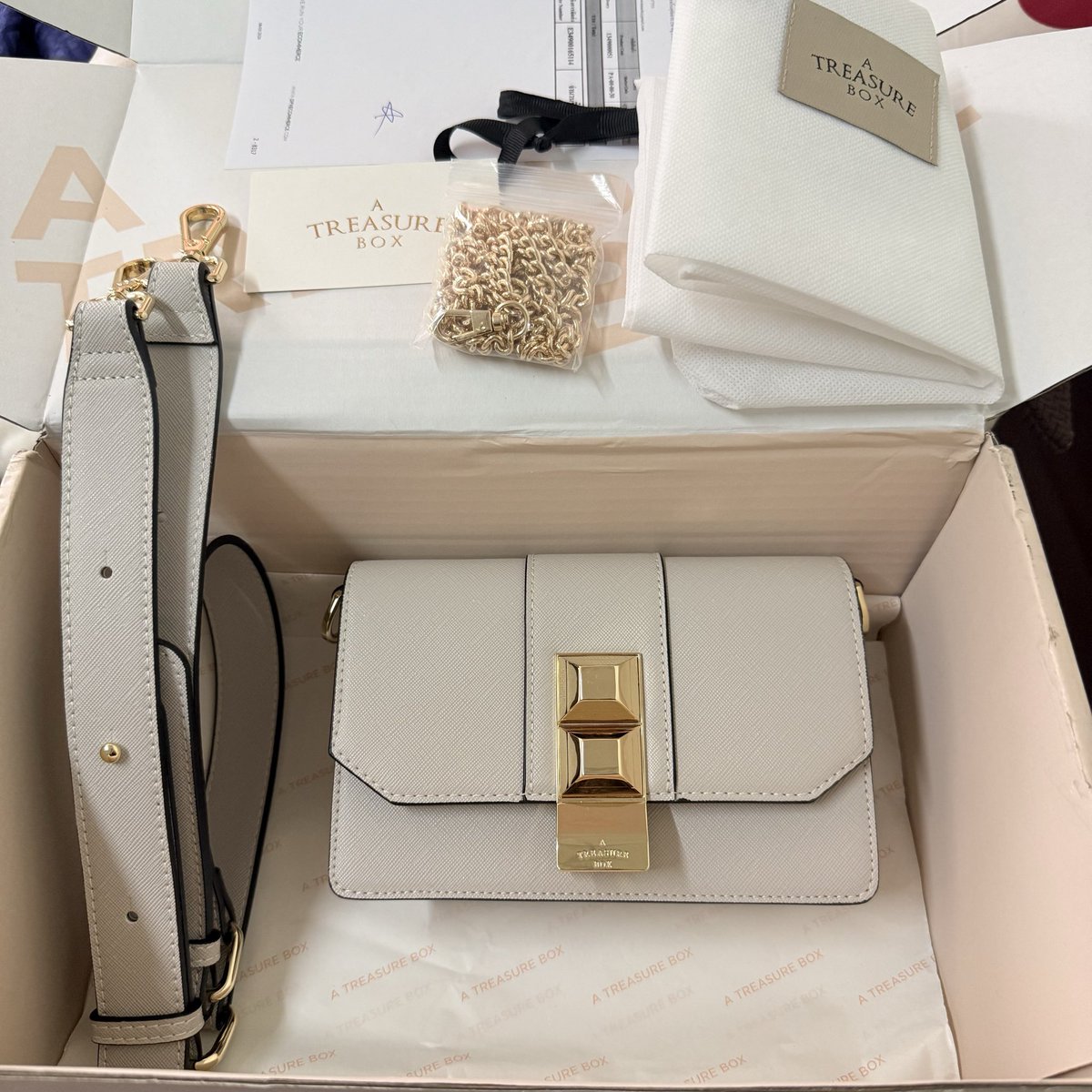 littlecloudnin1's tweet photo. ✨👜 a treasure box : layer s สี Ivory👜✨
📦มีอุปกรณ์ครบ
🏷ส่งต่อ : 2490 รวมส่ง
🧤used like very new ล็อตใหม่ ใช้งาน 2 ครั้ง สภาพสวยใหม่ มีรอยที่เปิดเล็กน้อย

#atreasurebox #atreasureboxbag #ส่งต่อatreasurebox #atreasureboxส่งต่อ #ส่งต่อกระเป๋ามือ2 #ส่งต่อatb https://t.co/DeGlkBz8cY