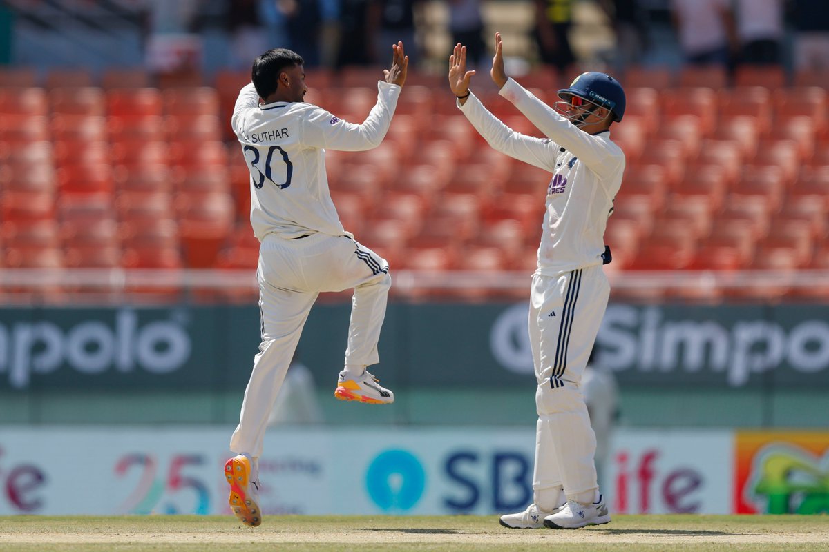 BCCI's tweet photo. Striking early in the final session 👊

Manav Suthar 🤝 Washington Sundar

Updates ▶️ https://t.co/Au50EfVM30

#TeamIndia | #INDvAFG | @IDFCFIRSTBank https://t.co/sQyw0EPMaq