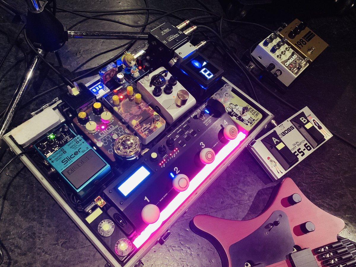 ackygame's tweet photo. BOSS MS-3のバンク切り替えに使っています。
ボードにぴったり収まるサイズ！
さらにスイッチが手前よりも奥の方が高くなっていて、縦でも踏みやすくなっています！（これはお願いした点ではないのですが、お伝えした使用用途から工夫していただいたのだと思っています）

完璧なアイテムすぎる。 https://t.co/rASJM13Xdl