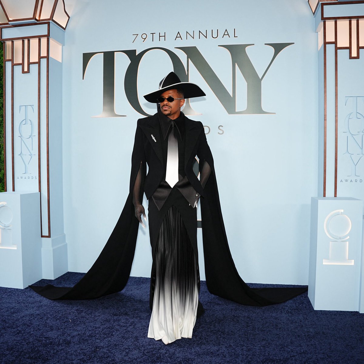 jacquemusx's tweet photo. Jeremy Pope is addicted to serving. Robert Wun Couture for the Tony Awards 🙂‍↔️ https://t.co/ZwQpucchUI