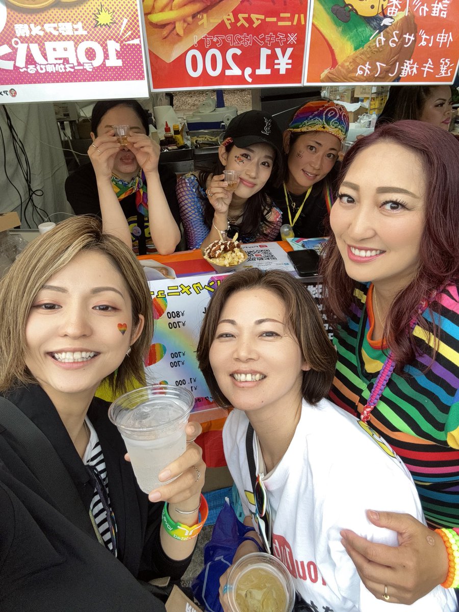 sawaromixxx's tweet photo. 東京プライド🌈
名古屋からさわろみ初参加してきました!!

フードブースの晴屋さんで乾杯🍻
お久しぶりアバさん嬉しい🫶
@hareruya0408 @abau1104 
ビアンマップ頂いたので、ろみちょのビアンバーに置かせて頂きます🤩@nikopocket 

はぴLIFEチャンネルのお2人にも会えました😆!! @michicorpo 

沢山の人でブースもいっぱい🤩
すごい規模でした👏
来場者27万人だって😳!!
プライドパレードも応援できて大満足📣

声かけてくださった方もありがとうございました🎶
また来年も行けるといいな〜💕
@Tokyo_R_Pride 
 #TokyoPride2026 #東京プライド #TRP