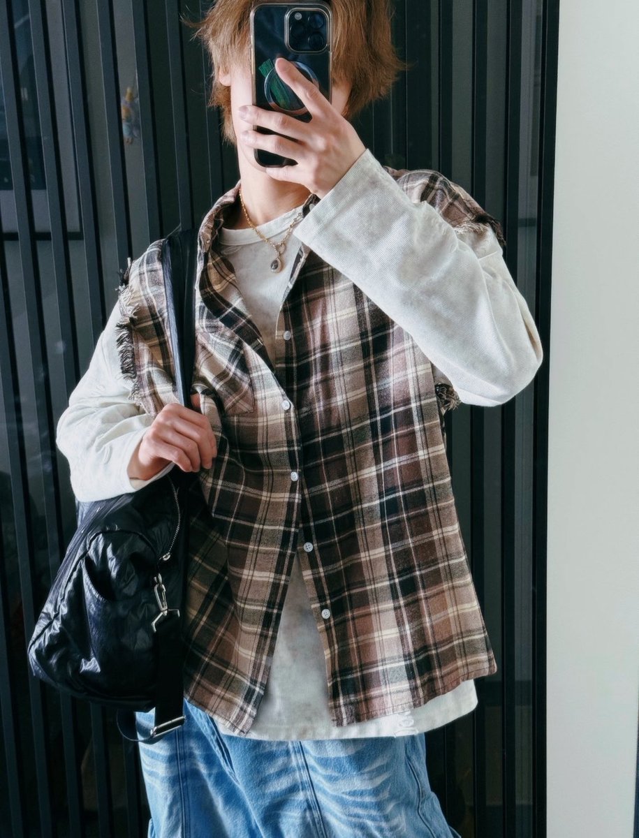 hourstenlee's tweet photo. outfit check https://t.co/AXFnBaXGSA