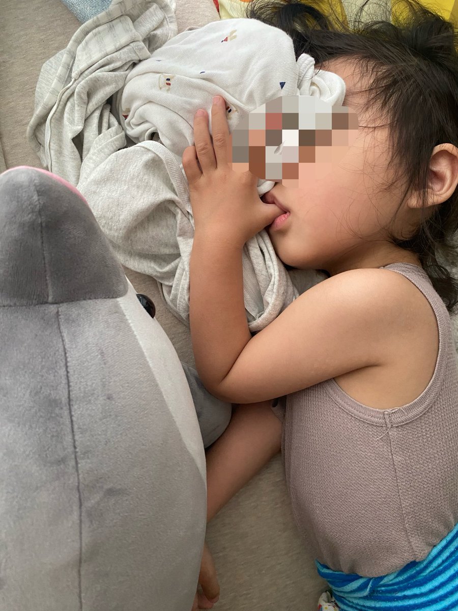 yuko5683's tweet photo. 夜は私のお友達のお家にお泊まり♡
見て〜！私の子供の頃のコレクション💖と旧裏たくさん出てきて息子と私大興奮🫶笑

朝からピカチュウのパンケーキも焼いてくれて😭✨

今日からベビチビ達と通常運転✌️
母は2日会えないだけで超絶寂し〜😭だったので起こさぬ様ずっと引っ付きくんくんしてました🤣笑 https://t.co/Zd8UPnuryR