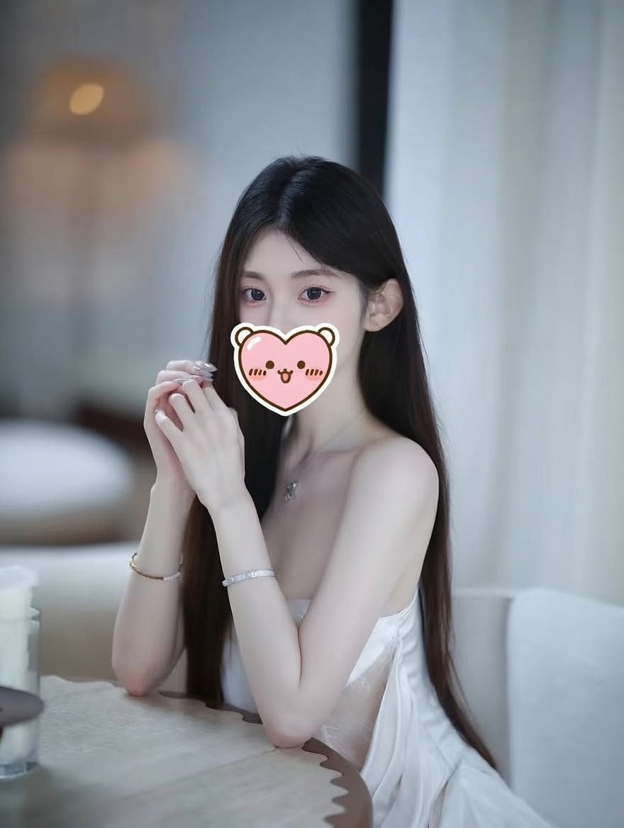 ASvec43730's tweet photo. 上海 23 女生

之前我一个帖子是上海我见过最好看的女生！如今这个称号可能要易主了，这个女生是真的好看啊，隔着屏幕都看的我心痒痒的，是非常有活力的类型不是冷冰冰的感觉！

言归正传，背着男友出来这是不是太大胆了一点！既然他不行又没💰，为什么不找个有实力有体力的男友嘞？我不是很理解😌 https://t.co/trFYWGhyFZ