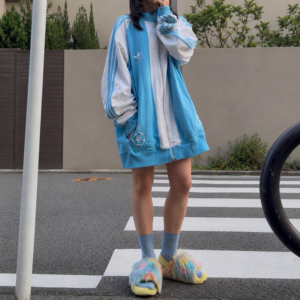 7Rfwc's tweet photo. 一人暮らし何着ても誰にも迷惑かけなくて最高🪽
背景はちゃっぴー https://t.co/EhhZb7I5IY