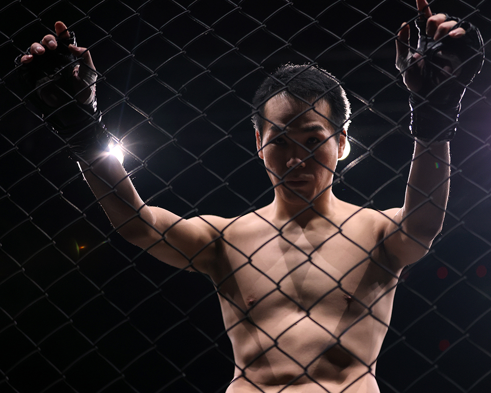 doc2kyo's tweet photo. 大原樹里はBLACK COMBATライト級ランキング5位だった。ところが、6月6日のランキング更新時に名前が削除された。

大原樹里は依然としてBLACK COMBATの契約選手だ。韓国で試合をするには、BLACK COMBATの許可を得る必要がある。

しかし、BLACK COMBATは、大原樹里が今後BLACK COMBATで活動しないためランキングから外したのだとしている。

大原樹里は2022年のムン・ギボムとの試合でローブローを3回受けたにもかかわらず判定負けに終わったことを不服とし、再審議を要求したことがある。

審判陣の検討後も、ノーコンテスト(NC)に公式結果は変わらなかった。さらに大原樹里は、その内容を個人的に通知されずYouTubeの動画を通じて知ったとし、強い不満を抱くようになった。

BLACK代表は、大原樹里と感情的にこ��れたことを認めた。

BLACK代表は、当時の再審議結果は大原樹里に別途通知したと反論しつつ、「大原樹里は韓国国内の他団体であるROAD FCやZFNなどに出場して復讐してやるという、非常に不届きな考えを持っているようだ」とし、「どうせ我々のライト級では競争力もないし、我々としてもニーズがない。他団体に行くなら、契約期間が終わってから送り出してやる意向はある」と語った。

#BLACKCOMBAT #大原樹里