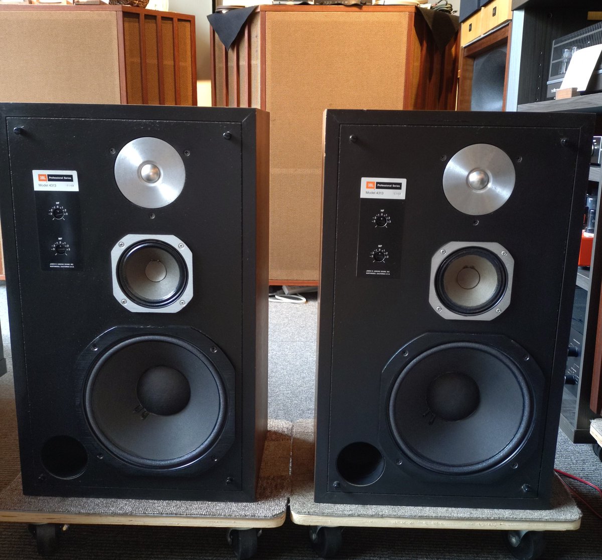 JBL 4313 ウーハーエッジ張り替え済み ご依頼修理のJBL4313です。スピーカー端子とウーファーエッジの交換を