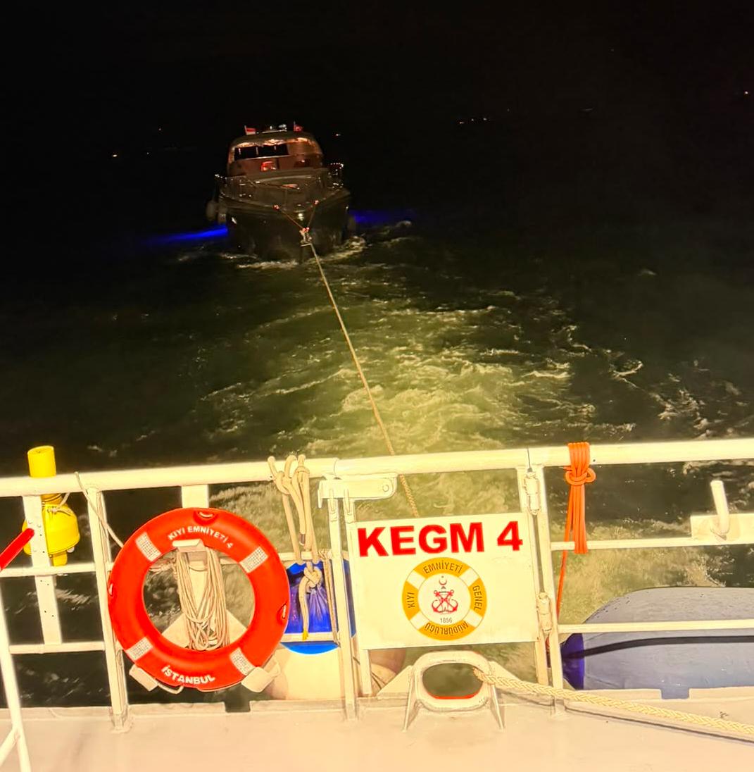 kiyiemniyet's tweet photo. Ataköy açıklarında arıza veren ve içerisinde 11 kişi bulunan 17 metre boyundaki tekne, KEGM-4 hızlı tahlisiye (can kurtarma) botumuzca yedeklenerek Ataköy Marina'da emniyete alındı. https://t.co/9lD0NHLv0f