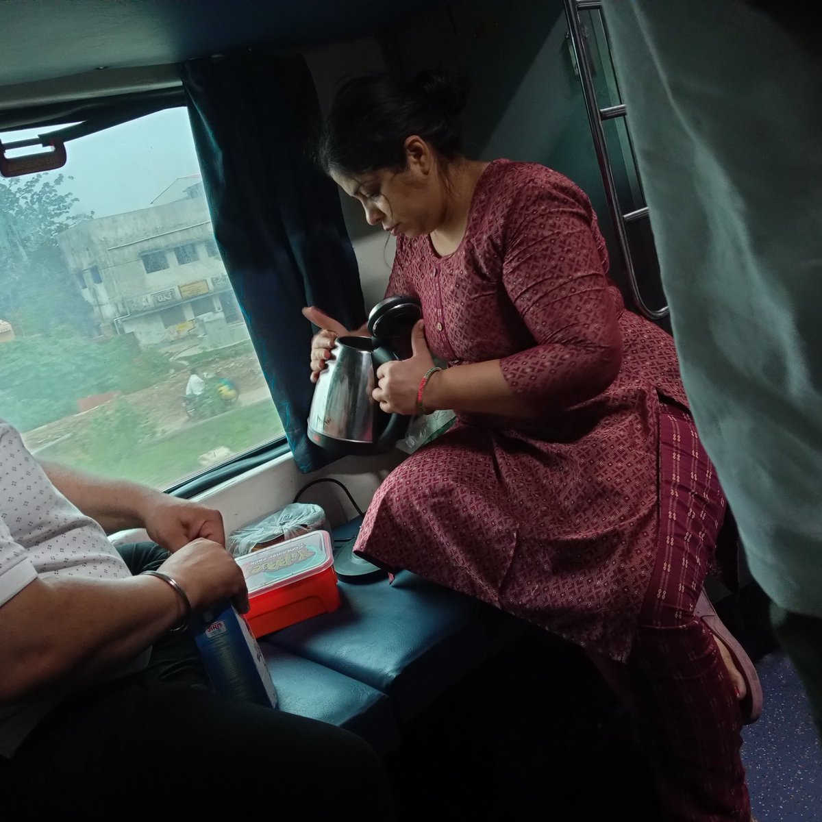 ideboshree's tweet photo. I was traveling in Purshottam and this family from Delhi was so chaotic. They were making Maggie, chai, boiling milk using this kettle.. how is this allowed in a train? Their kids made sure we don't get peaceful sleep even for a sec https://t.co/wfodSdWy2X