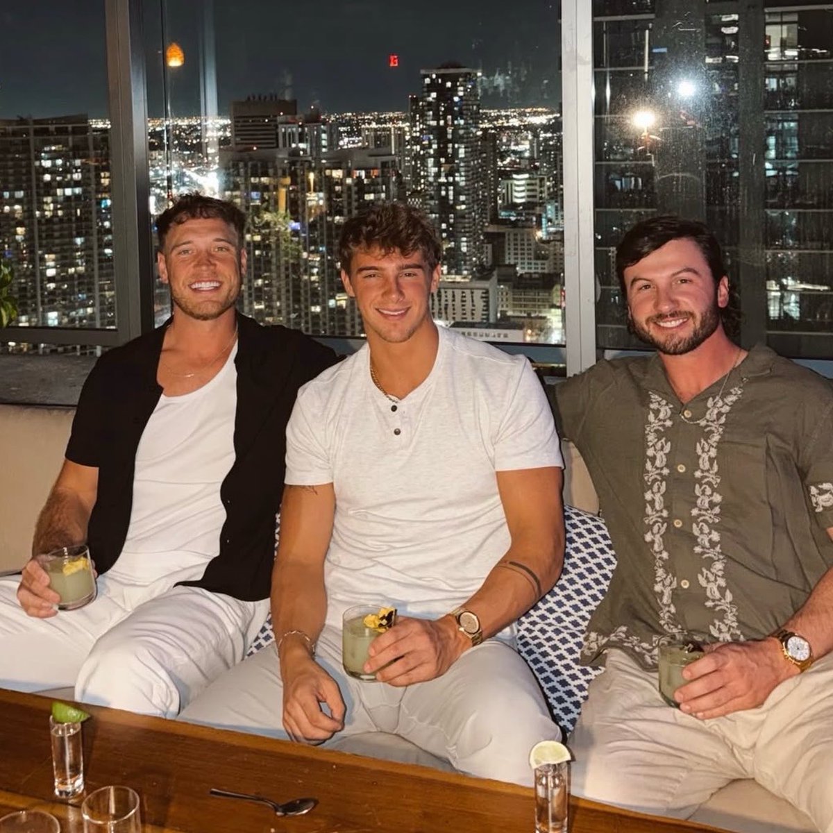 arivrn's tweet photo. bryce I fear your white boy crown is tilting #loveislandusa https://t.co/ad9vw8FHjk