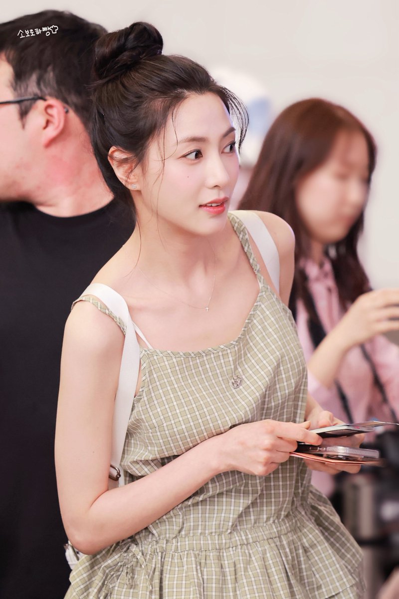 soborohabbang's tweet photo. 260608  김포공항출국 프리뷰

🍞👶아가는 호기심이 많다
푸딩 좋아하는 🍞👶
@apinkohy
잘다녀와ㅠ!

#에이핑크 #오하영 #Apink #Hayoung https://t.co/q5JoJ8Tvjo