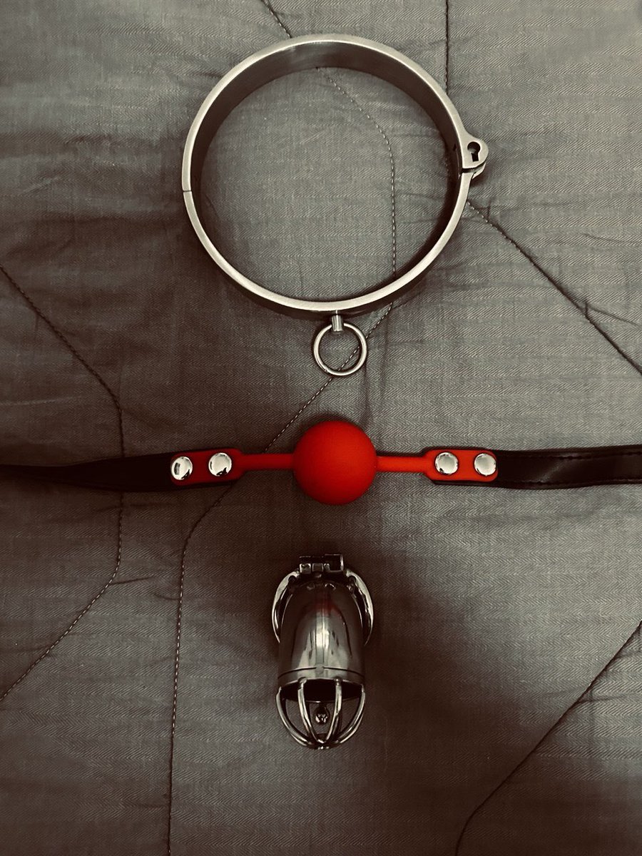 Thenotarymaster's tweet photo. This is your week’s uniform boy, don’t worry it will be locked and keys kept around my neck for safekeeping, no need to worry about not being in the ‘right mindset’ anymore 🔐 https://t.co/ys6uAPXcWO