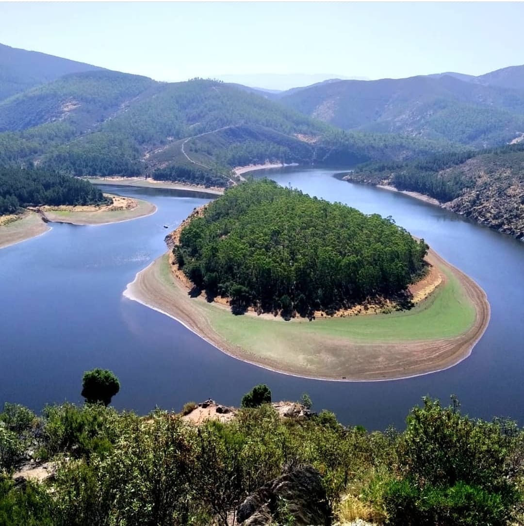 cextremadura's tweet photo. 🌿💧 Los ríos escriben el paisaje con paciencia milenaria.

El río Alagón ha moldeado uno de los parajes más asombrosos de la Península: el Meandro del Melero, joya natural entre Cáceres y Salamanca, en pleno corazón de Las Hurdes.

Una curva perfecta nacida de la erosión y el tiempo, donde piedra y agua dialogan desde hace millones de años. Visible desde el Mirador de la Antigua, en Riomalo de Abajo, este icono natural sigue dejando sin palabras a quien lo contempla. ✨https://t.co/Bre5PUCKXp