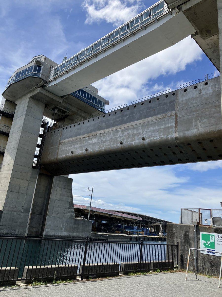 Sarihapi27W's tweet photo. 10時半ごろに津波注意報出てたの知らずにたまたま沼津港の近くに行ったら、展望台の水門近くに人がいてザワザワしてた。暫くして水門は閉まっていた。
津波の被害や避難は大丈夫だったが、波は少し強めだった。（追加する動画参照） https://t.co/aT7zvlBEEC
