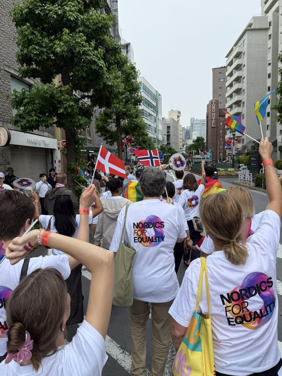 EmbSweTokyo's tweet photo. 🏳️‍🌈 週末の @Tokyo_R_Pride で北欧5か国ブースにお立ち寄りいただいたみなさま、パレードに参加してくださったみなさま、ありがとうございました！

今年は約15,000人がパレードに参加し、会場はたくさんの笑顔とエネルギーに包まれました✨今年も北欧の仲間たちとともに参加できたことを大変嬉しく思います💐

プライド月間に関わらず、これからもスウェーデンは、誰もが安心して自分らしく生きられる社会に向けて取り組みを続けていきます🌈