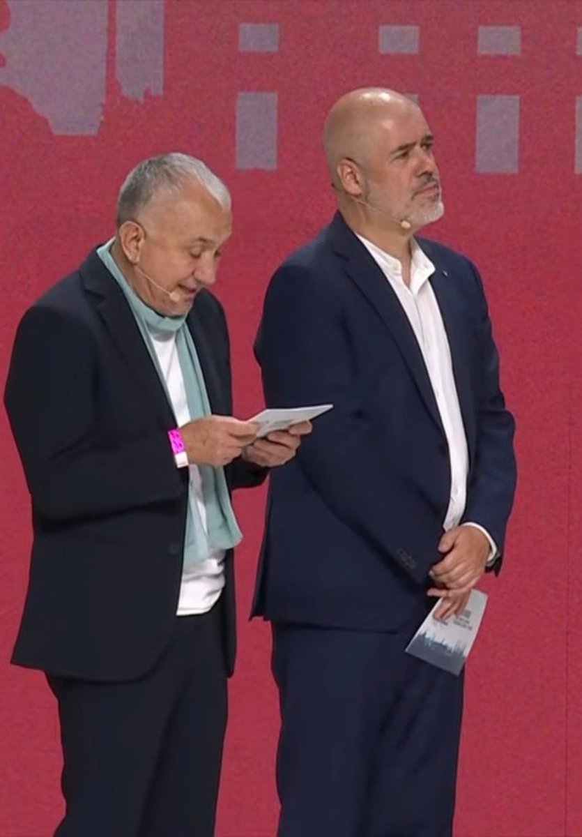 juanmi_almeria's tweet photo. El exterminador de gambas no se quita el pañuelo del cuello ni en verano??? https://t.co/S9gkB58L4h