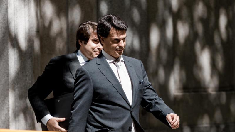 javierjuantur's tweet photo. La justicia no es igual para todos, y para muestra 2 botones, el #CasoMontoro y el del novio de Ayuso.
El juez Antonio Viejo prometió hace más de 1 mes que permitiría a la UCO investigar las cuentas del novio de Ayuso, pero lleva ya 6 meses sin que se haya prestado a autorizarlos https://t.co/Ni9PJJFxjE