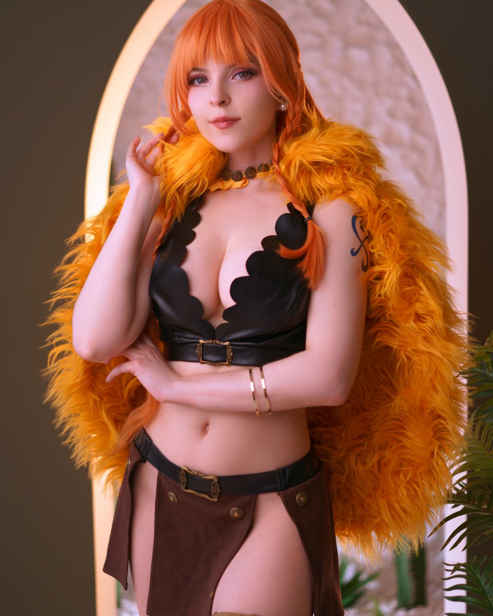 MiccostumesFrr's tweet photo. Incarner Nami dans sa tenue d’Elbaf, c’est révéler tout le courage et le charisme d’une navigatrice légendaire. ✨

🔍282591
Cosplay par @_mukha

#miccostumes #nami #elbaf #onepiece #cosplaynami #gilet #jupe #cape #jambieres #tenueaventure #cosplayanime #cosplayfemme #costumecos https://t.co/yi8ynnDFFV