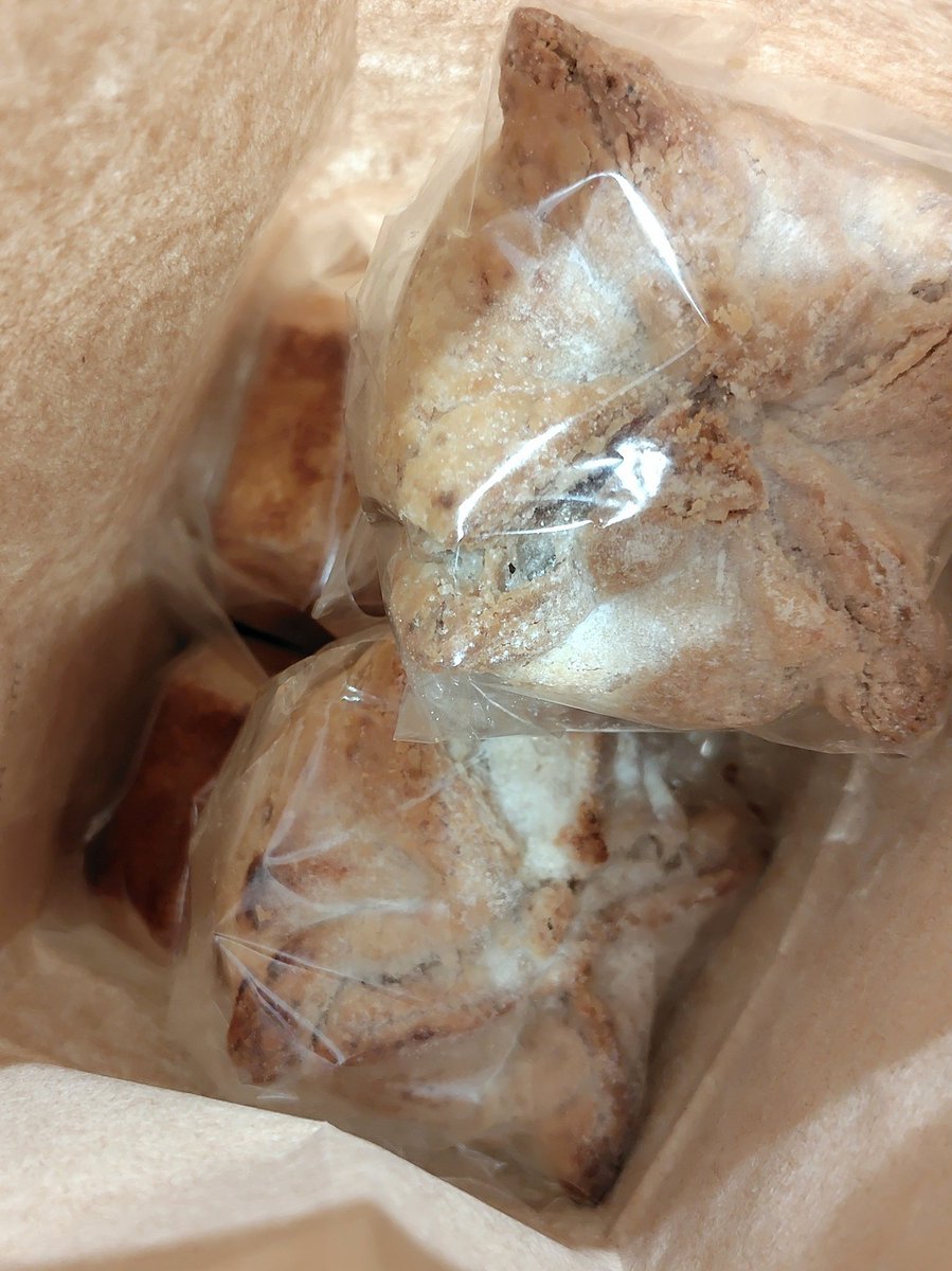 marroncream62's tweet photo. 名古屋初上陸 #焼菓子momomo さん
代名詞の夕焼けスコーンはじめ、ケーキもおひとりでされてるとは思えないくらい本当にたくさん用意してくれてて全種類買えた♡
早速レモンケーキNo.2をいただいてるけど美味しい🍋
レモンの香りと甘酸っぱさがしっかりあって固めのアイシングに口溶けのいいケーキ🥺 https://t.co/cDwrIEVQvX