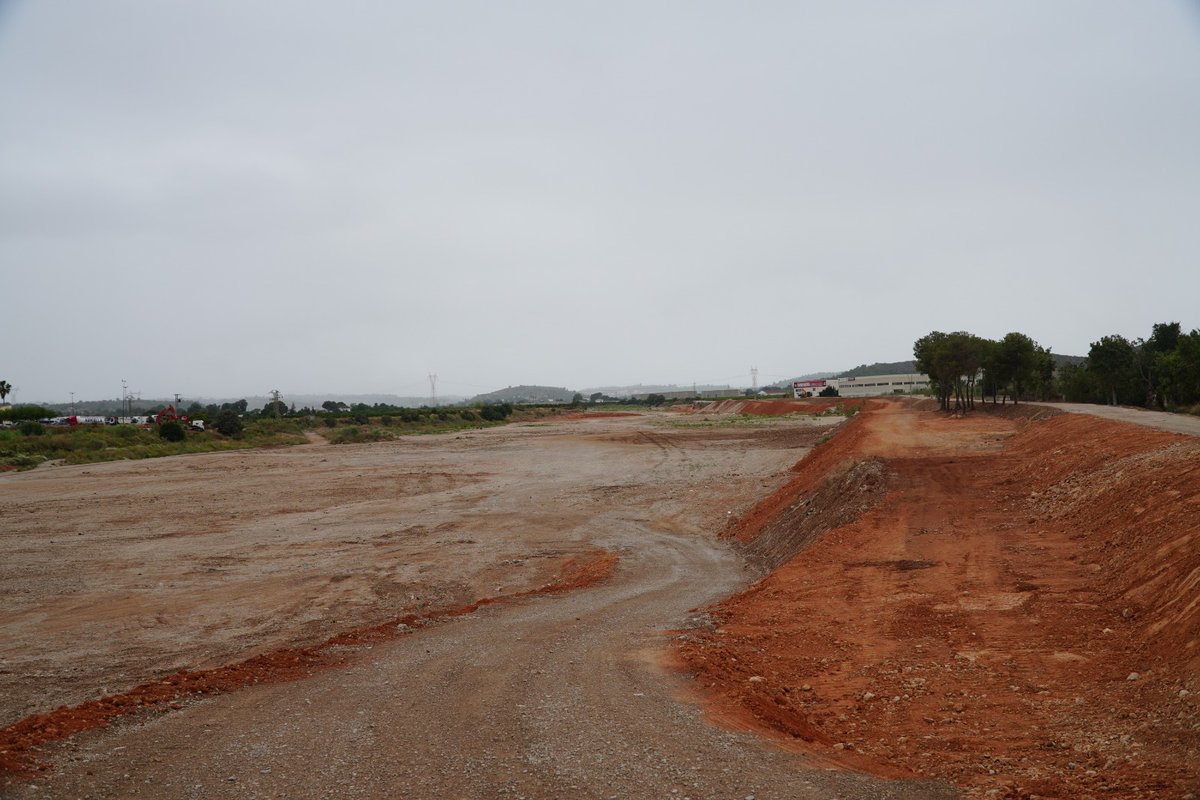 CHJucar's tweet photo. 🟡 La Comisionada para la Reconstrucción, @Zulima_Perez, visitó el viernes la nueva mota de protección del área industrial de Riba-Roja.

✅Junto al alcalde, @RobertRaga, conoció los detalles de una actuación de 1’3 M de € de inversión.

Vía @levante_emv: https://t.co/oYwMybb38X https://t.co/lnmh1K8M6A
