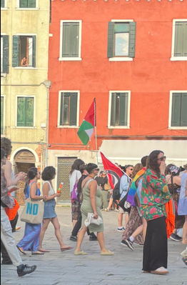 FerrariSabato's tweet photo. Laguna Pride a Venezia. Israele è l'unico paese del Medio Oriente che non ammazza gli omosessuali in quanto tali. Non li impicca e non li getta dai tetti eppure le uniche bandiere ammesse sono quelle della Palestina. Un tempo avrei chiesto perché a quelli che sfilano ma adesso so https://t.co/WKJsTR82ld