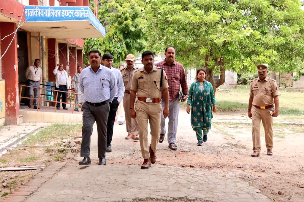 DmAmethi's tweet photo. आज पुलिस अधीक्षक के साथ संयुक्त रूप से उ0प्र0 नागरिक पुलिस आरक्षी भर्ती परीक्षा को निष्पक्ष एवं पारदर्शी तरीके से सकुशल सम्पन्न कराने के लिए परीक्षा केन्द्र रणन्जय इण्टर कॉलेज व GGIC गौरीगंज का निरीक्षण किया गया तथा ड्यूटी पर तैनात पुलिस कर्मियों को आवश्यक दिशा-निर्देश दिये गये। https://t.co/haBhX94Y8Q
