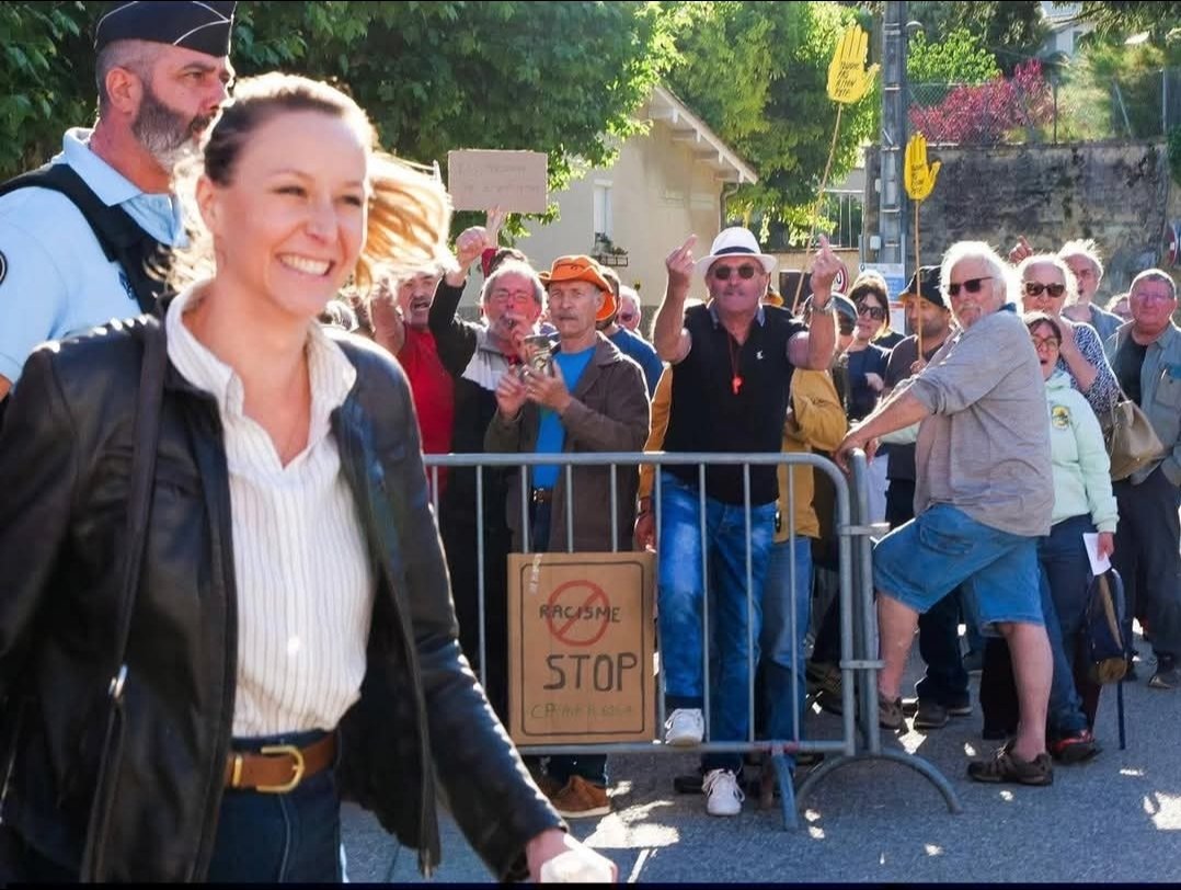TrumpFrance's tweet photo. Regardez tous ces vieux boomers priviligiés, retraités de la fonction publique à 54 ans, avec leur pension de retraite dorée à 3 500 euros par mois.  

Ils passent leur temps à faire chier ceux qui défendent ce qu'il reste à défendre. https://t.co/bjigtuDGFd