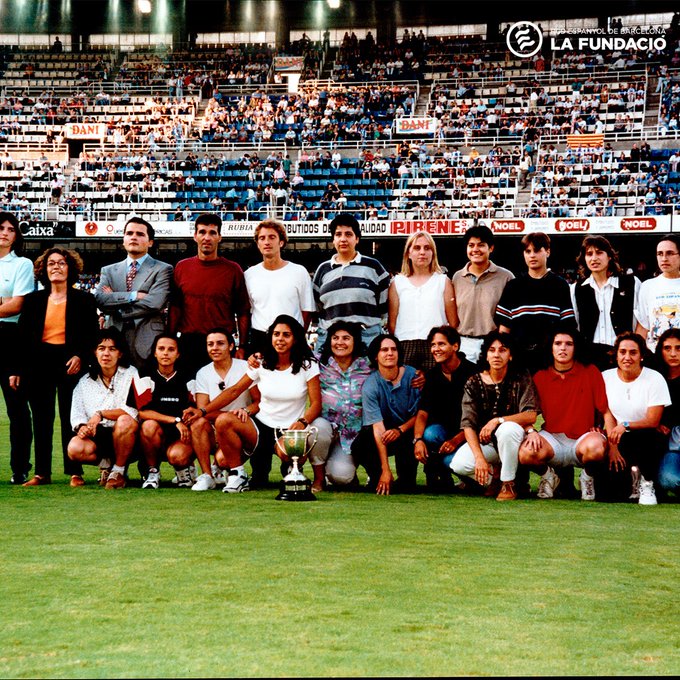somel1900's tweet photo. FEMENINO | 😍🏆 Hace 29 años, el @RCDEFemeni conseguía la segunda #CopaDeLaReina de su palmarés

🆚 Fue por 1-2 ante el CA Málaga en Arganda del Rey

🏟️ Esta final la jugó Dolors Ribalta y el trofeo se celebró con la afición en Sarrià

📸 RCDE

#rcde #El1900 https://t.co/zrzL6HqUzu