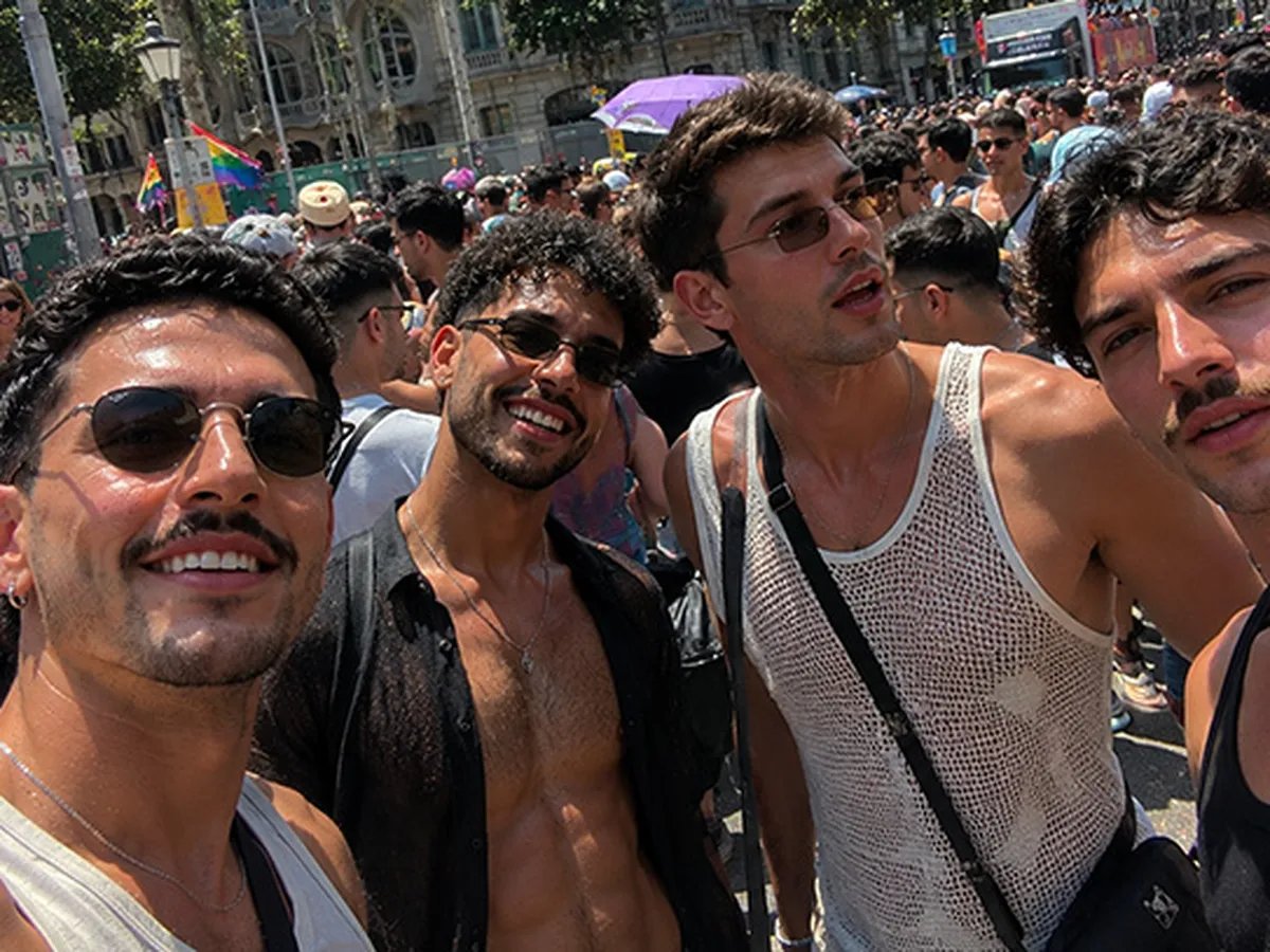 FerrariSabato's tweet photo. Laguna Pride a Venezia. Israele è l'unico paese del Medio Oriente che non ammazza gli omosessuali in quanto tali. Non li impicca e non li getta dai tetti eppure le uniche bandiere ammesse sono quelle della Palestina. Un tempo avrei chiesto perché a quelli che sfilano ma adesso so https://t.co/WKJsTR82ld