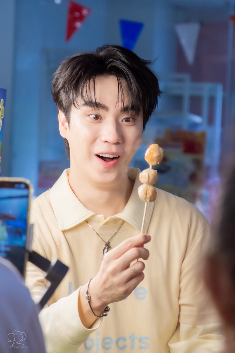 violetcotton02's tweet photo. ลูกชิ้น มันน่าประทับใจขนาดนั้นเลยหรอ นี้ 
#อาโหร่ยยมงลง 
#อาโหร่ยยมงลงxTEeThanapon 
#TEeThanapon #ตี๋ธนพล https://t.co/jhkip3Jgu5