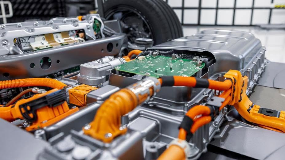 Retrodescan's tweet photo. Especialistas en Servicio Postventa de Vehículos Eléctricos . Mercedes-Benz Victoria Tenerife Sur. https://t.co/2ZwCG45IlB @joseman74026083 https://t.co/rjONO2nTSH